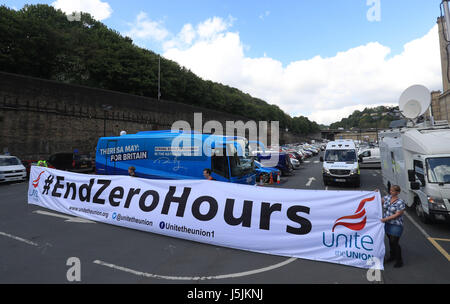 Demonstranten außerhalb des Veranstaltungsortes in Halifax, West Yorkshire vor konservative Parteichef startet ihr Parteiprogramm Parlamentswahlen. Stockfoto