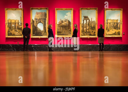 Königliche Sammlung Mitarbeiter anzeigen einer Reihe von fünf Ansichten von Rom von Canaletto bei einem Fototermin für die kommende Ausstellung "Canaletto und die Kunst von Venedig" in The Queen es Gallery im Buckingham Palace in London. Stockfoto