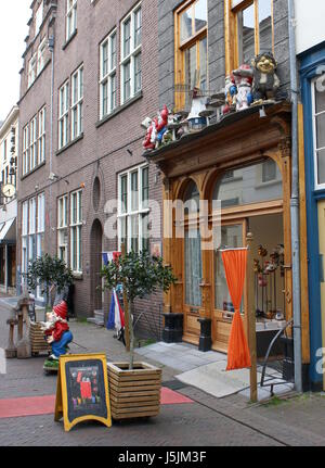 Bunte Kobolde & Zwerge über das Fenster von Smart Shop "De Stoelendans" (Spiel der Reise nach Jerusalem) bei Nieuwstraat. Deventer, Niederlande Stockfoto