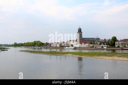 Panorama des Flusses IJssel bei Deventer, Niederlande. Skyline mit St. Kerk Kirche (Grote Lebuïnus Kerk). Deichvorland / Wäsche landet im Vordergrund Stockfoto