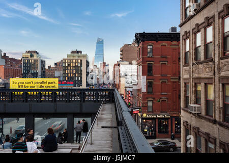Kontextuelle Blick Norden on Tenth Avenue aus einer Sitzecke auf der Hochspannungsleitung. 10 Hudson Yards, New York, Vereinigte Staaten von Amerika. Architekt: Kohn Pedersen Stockfoto