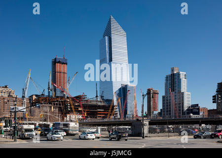 Kontextbezogene Ansicht aus dem Nordosten, zeigt des Turms, umgeben von der Hudson Yards Entwicklung im Bau. 10 Hudson Yards, New York, United Stockfoto