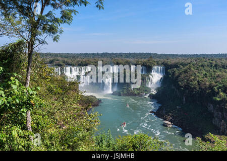 Blick auf die Iguazu-Wasserfälle von der brasilianischen Seite, UNESCO-Weltkulturerbe, Foz do Iguaçu, Bundesstaat Parana, Brasilien Stockfoto