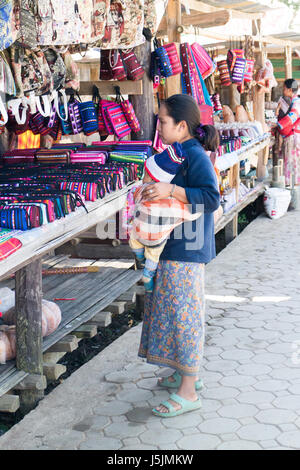 Anbieter von Frau mit Baby in der Provinz Chiang Mai, Thailand Stockfoto