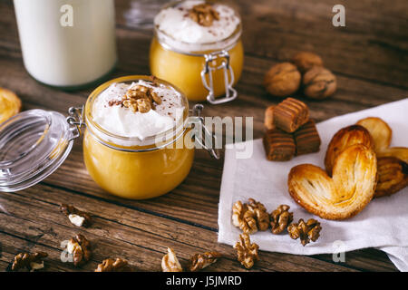 Hausgemachte Pumpkin Pie Milchshake im Glas mit Schlagsahne Stockfoto