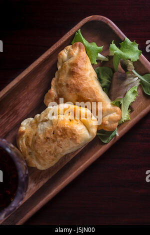 Stil aus Patagonien: zwei Empanadas und einem Glas Wein in ein schickes Refugium im Süden der Welt. Stockfoto