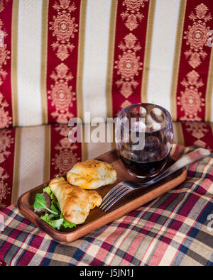 Stil aus Patagonien: zwei Empanadas und einem Glas Wein in ein schickes Refugium im Süden der Welt. Stockfoto