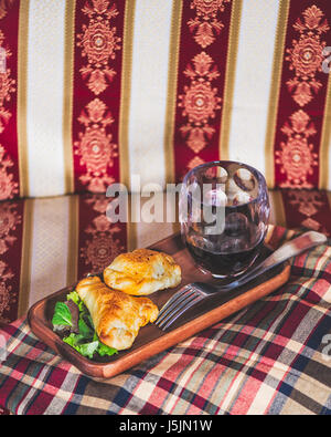 Stil aus Patagonien: zwei Empanadas und einem Glas Wein in ein schickes Refugium im Süden der Welt. Stockfoto