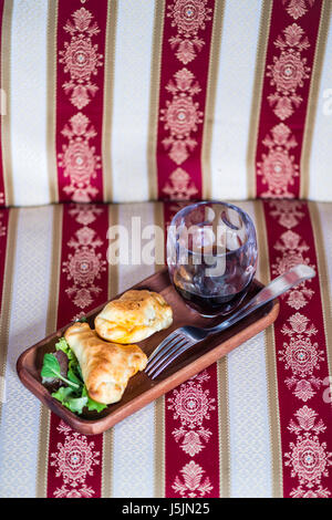 Stil aus Patagonien: zwei Empanadas und einem Glas Wein in ein schickes Refugium im Süden der Welt. Stockfoto