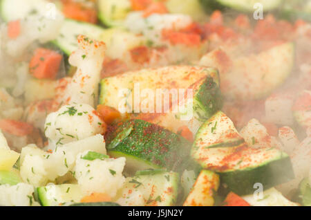 Beim Braten in einer Pfanne dünsten von Gemüse Stockfoto