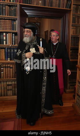 Erzbischof von Dublin und Primas von Irland Diarmuid Martin (rechts) begrüßt seine Heiligkeit Papst Tawadros II., Oberhaupt der koptischen Kirche, Erzbischöfe House in Dublin. Stockfoto