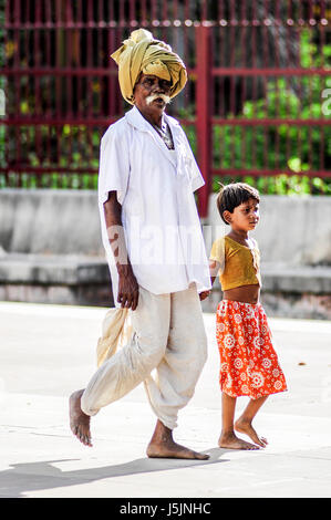 Ranakpur, Indien, 11. September 2010: alte indische Mann mit einer Frau im Turban und traditionelle Kleidung auf einer Straße. Stockfoto