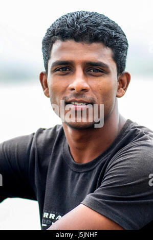 Udaipur, Indien, 13. September 2010: Portrait von junge, hübsche indischer Mann auf einem weißen Hintergrund. Stockfoto