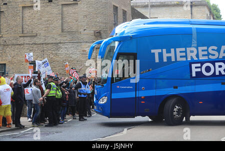 Demonstranten außerhalb des Veranstaltungsortes in Halifax, West Yorkshire nach konservative Parteichef Theresa May startete ihr Parteiprogramm Parlamentswahlen. Stockfoto