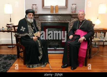 Erzbischof von Dublin und Primas von Irland Diarmuid Martin (rechts) begrüßt seine Heiligkeit Papst Tawadros II., Oberhaupt der koptischen Kirche, Erzbischöfe House in Dublin. Stockfoto