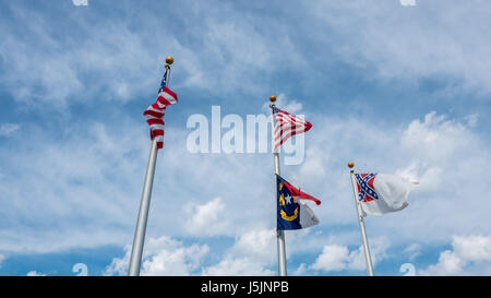 USA-Flagge neben der North Carolina Flagge, 3 post Stockfoto