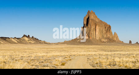 Der blaue Himmel erscheint in einem Panoramablick auf Schiff Rock Stockfoto