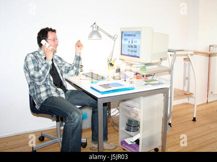 Büro schreiben schrieb, dass Schrift schreibt, dass Rezeption Zimmer Person am Arbeitsplatz implementiert Stockfoto