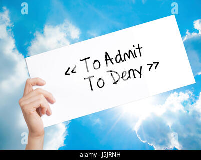 Zu Admit - leugnen Zeichen auf weißem Papier. Mann Hand Holding Papier mit dem Text. Auf Himmelshintergrund isoliert.  Business-Konzept. Stock Foto Stockfoto