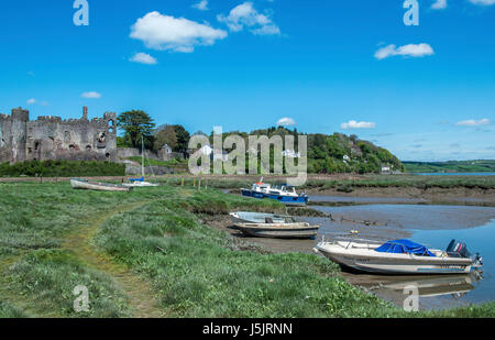 Laugharne Castle und Mündung für den Fluss Taf, Carmarthenshire, South Wales, Australia Stockfoto