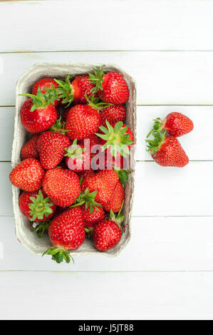 Erdbeeren in einem Korb auf hölzernen Whitstable, Ansicht von oben Stockfoto