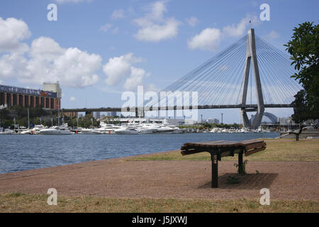 Blaue Stadt Stadt Wasser moderne moderne Schiffe Segelboot Segelboot Ruderboot Stockfoto