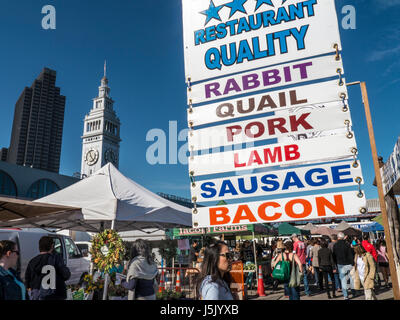 FARMERS MARKET AMERIKA FLEISCH ZEICHEN Sorten auf Verkauf Zeichen Embarcadero in San Francisco mit Landwirten Fleischmarkt Hersteller Grafik schild Kalifornien USA Stockfoto