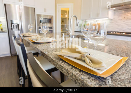 Zusammenfassung der schönen Küche Granit Zähler Gedecke und Stühle. Stockfoto