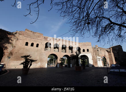 Sonnige Aussicht auf die Porta Pinciana, alte Stadtmauer, Rom, Italien Stockfoto