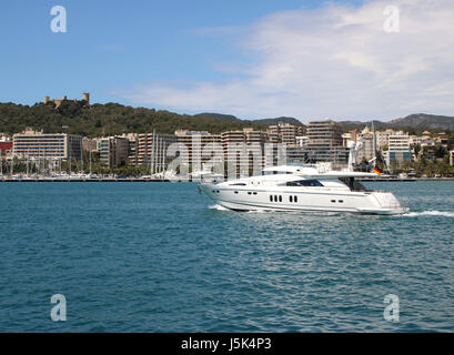 Luxus Prinzessin Superyacht 'NIRVANA' 88.5m Segeln vorbei an historischen Belver Castle, Paseo Maritimo, Palma de Mallorca, Balearen, Spanien. Stockfoto