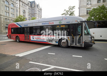 WMATA Washington Metrobus Xcelsior Hybrid Diesel Elektrobus von neuen Flyer Industries Washington DC USA, vorsätzliche Bewegungsunschärfe Stockfoto