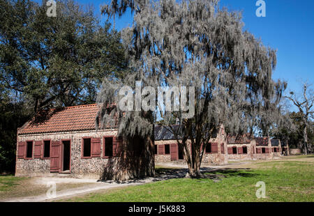 Reihe von historischen afrikanischen Sklaven aus rotem Backstein in der Boone Hall Plantation, Mt. Pleasant, South Carolina, USA, Charleston County Slavery beherbergt Gebäude Stockfoto