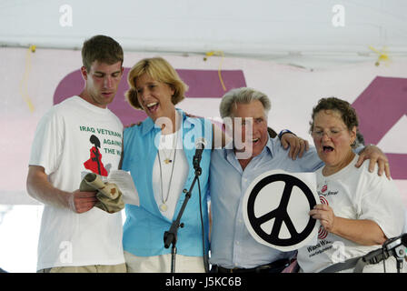 Teilen Sie Cindy Sheehan, zweiter von links links und Martin Sheen, zweiter von rechts, die Bühne mit anderen Anti-Kriegs-Demonstranten am Camp Casey IIProtests gegen w. statt in der Nähe seines Hauses in Crawford, Texas im Laufe des Sommers 2005. Antikriegsaktivist Cindy Sheehan hatte die Proteste begonnen, nachdem ihr Sohn Casey Sheehan während der US-Invasion im Irak getötet wurde. Sheehan verlangte, dass Bush mit ihr reden über den Krieg, und wenn er nicht, sie einen Protest außerhalb seiner Ranch richten. Stockfoto