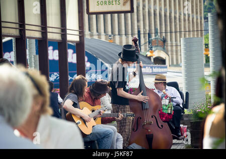 Straßenmusiker spielen für die Menschen im Atwater Market. Stockfoto