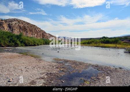 Das seichte Wasser des Rio Grande als Grenze zwischen den USA und Mexiko bei der Hot Springs Trail in Big Bend Nationalpark, Texas zu handeln Stockfoto