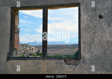 Ruinen einer der Langford Motor Lodges an den Heißen Quellen Trail mit der Sierra del Carmen Berge in der Ferne im Big Bend National Park. Stockfoto