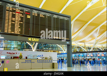 Shanghai, China - Dec 29, 2106: Abfahrt Halle in Shanghai Pudong Internationalen Flughafen Pudong International Airport ist der internationale Flughafen von Sha Stockfoto