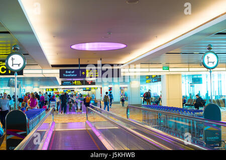 Singapur - 13. Januar 2017: Travellator am internationalen Flughafen Changi in Singapur. Changi Airport dient mehr als 100 Fluggesellschaften 6.100 Stockfoto