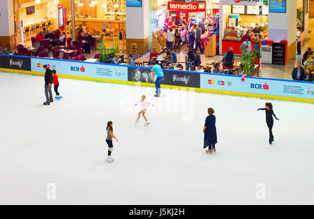 Bukarest, Rumänien - 14. Oktober 2016: Menschen am Eislaufplatz in Controceni Einkaufszentrum in Bukarest. Stockfoto