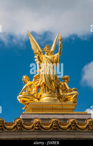 Paris Palast goldene Statue blauen Himmel Wolken glänzend Stockfoto