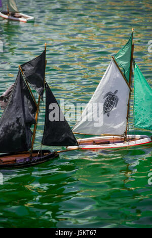 Vintage Spielzeug Boote im Jardin du Luxembourg Paris Frankreich Stockfoto