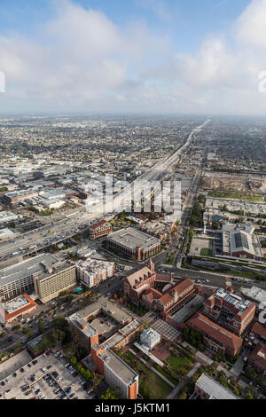 Los Angeles, Kalifornien, USA - 12. April 2017: Luftbild von der University of Southern California und der Hafen-110-Autobahn. Stockfoto