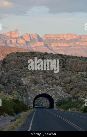 Die Sonne über der Sierra del Carmen Bergkette in den Tunnel zu Rio Grande Village im Big Bend National Park in Texas führenden Stockfoto