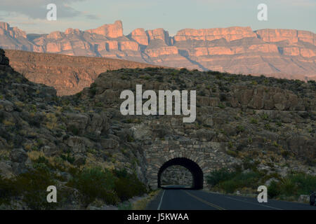 Die Sonne über der Sierra del Carmen Bergkette in den Tunnel zu Rio Grande Village im Big Bend National Park in Texas führenden Stockfoto