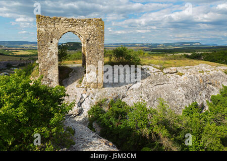 Tor auf der Tapshan Hochebene der Höhlenstadt in Cherkez-Kermen Tal, Crimea Stockfoto