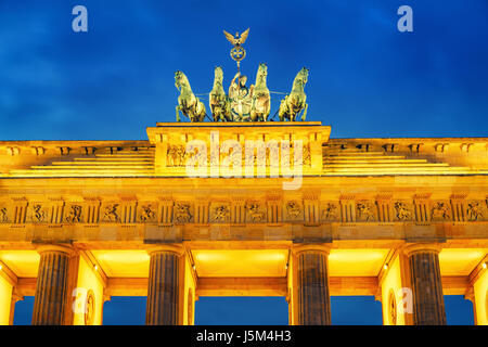 Brandenburger Tor in der Abenddämmerung, Berlin Stockfoto