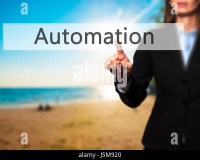 Automatisierung - Geschäftsfrau moderne Tasten auf einer virtuellen Leinwand. Konzept der Technologie und Internet. Stock Foto Stockfoto