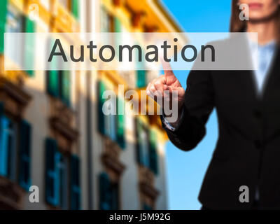 Automatisierung - Geschäftsfrau moderne Tasten auf einer virtuellen Leinwand. Konzept der Technologie und Internet. Stock Foto Stockfoto