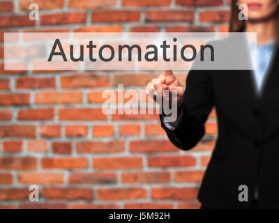 Automatisierung - Geschäftsfrau moderne Tasten auf einer virtuellen Leinwand. Konzept der Technologie und Internet. Stock Foto Stockfoto