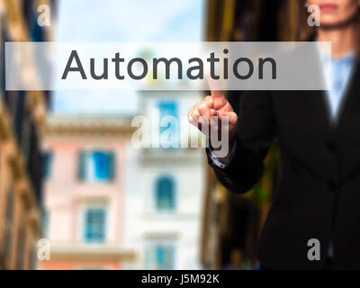 Automatisierung - Geschäftsfrau moderne Tasten auf einer virtuellen Leinwand. Konzept der Technologie und Internet. Stock Foto Stockfoto